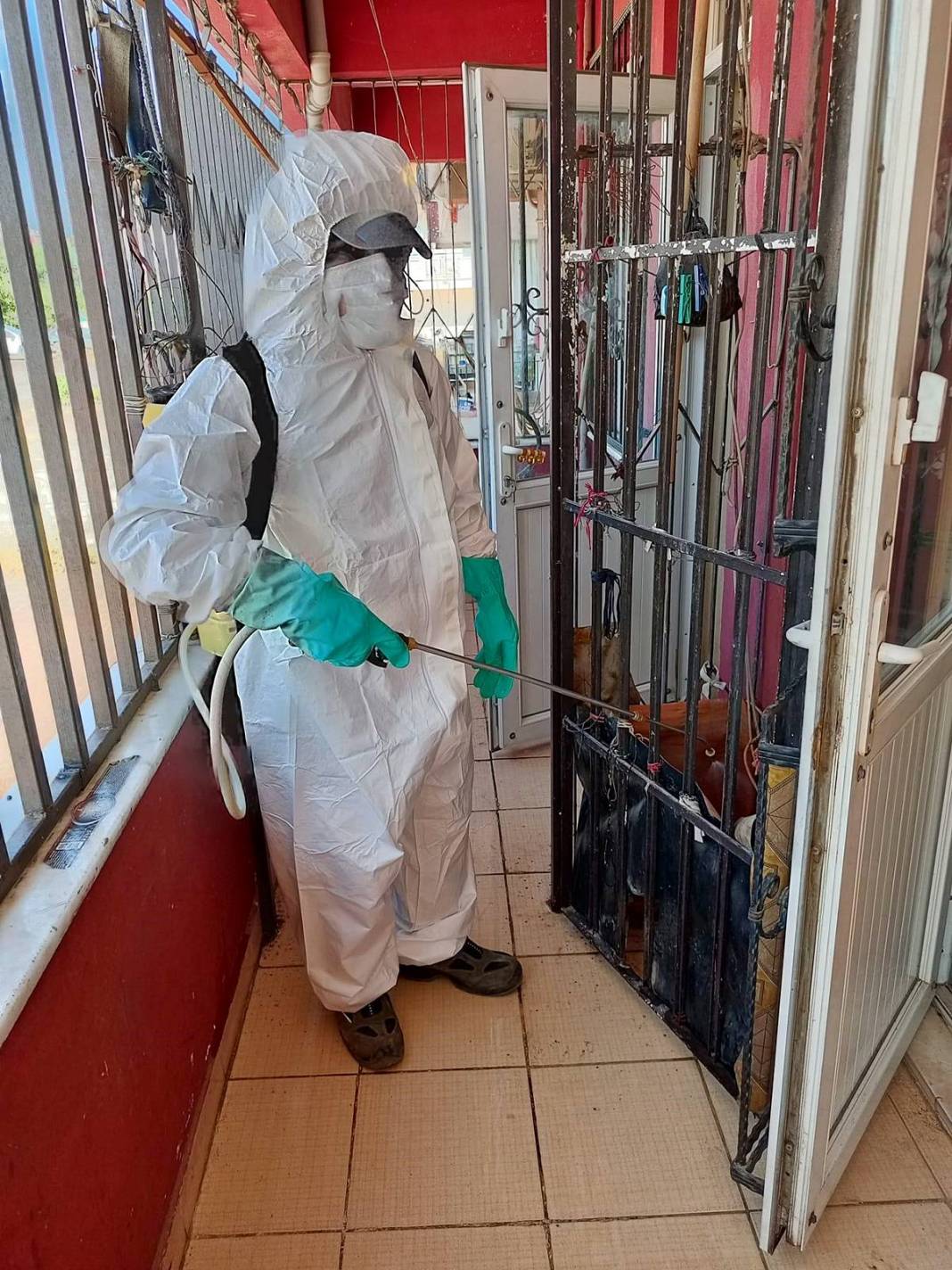 Kamyonlar yetmedi: Çöp partisi sona erdi! Apartmandan çıkanlar hayrete düşürdü 13